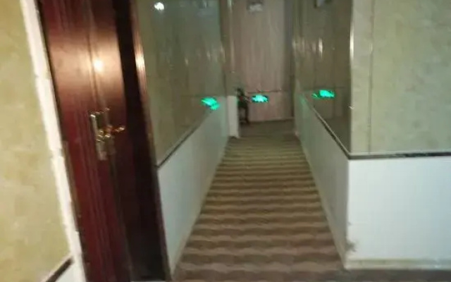 Linquan Qianxi Business Hotel