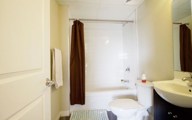 Living Suites Toronto - Queens Park
