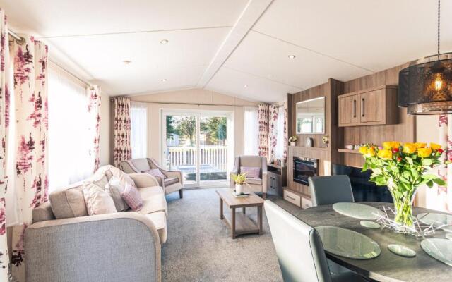 Lakeshore Lodge with Hot Tub