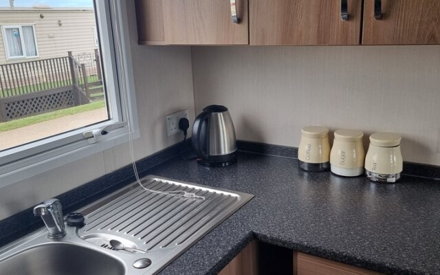 Lovely 8 Berth Direct Beach Access