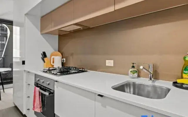 Unbeatable Location - Sleek 1BR  Melbourne Central