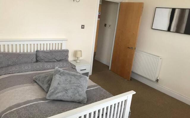 Luxury 2 Beds Apartment By The Sea