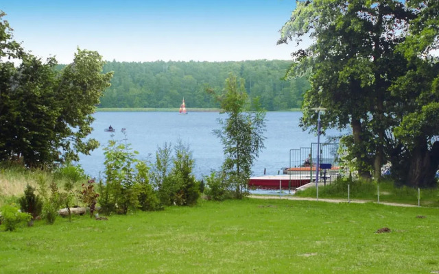 Twin Bungalow at Black Lake, Schwarz