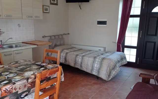 1-bed Apartment Sleeps 2 - Free Parking and Garden