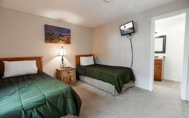 Breakaway West Ski Condo 1,5 miles from the Lifts by RedAwning
