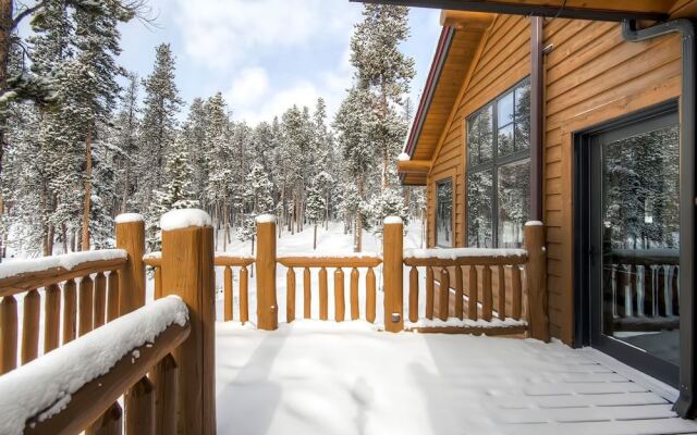 Dunkin Hill Lodge 5 Bedroom Home by RedAwning