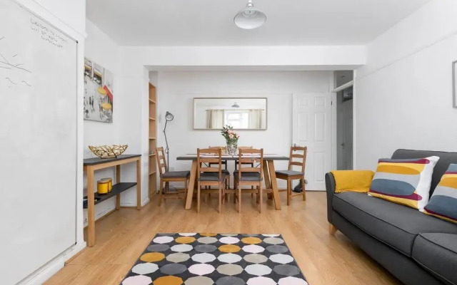 Modern Spacious Home In Well Connected Hammersmith