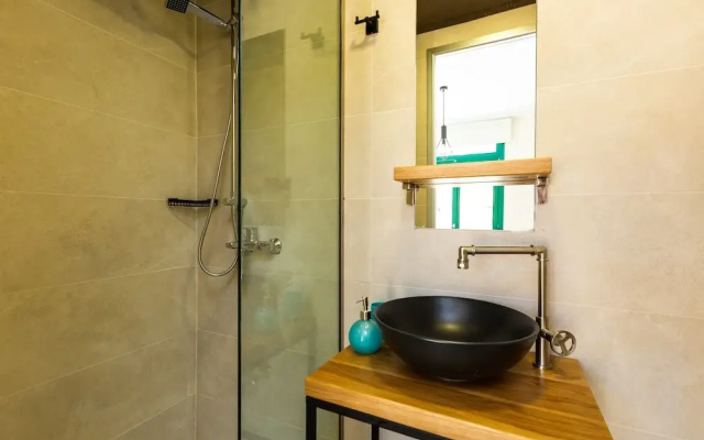 Ink Hotel Phos