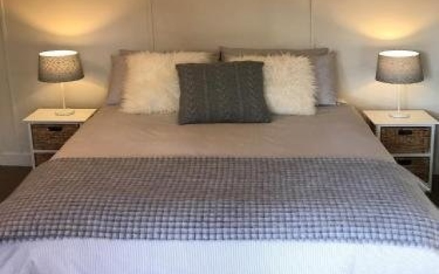 Platypus Playground Riverside Cottage – Guest Rooms – Westerway