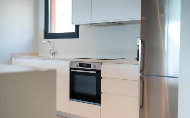 Stunning modern 4 bedroom apartment by the beach