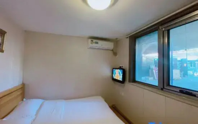 Jingkanglong Hotel(No.2 store, South Gate, Beijing Erwai)