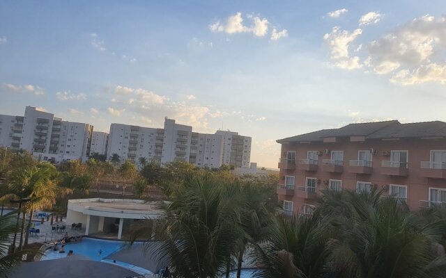 Frente ao Parque da Lagoa Quente, Apto particular com varanda e vista piscinas, com tela de proteção