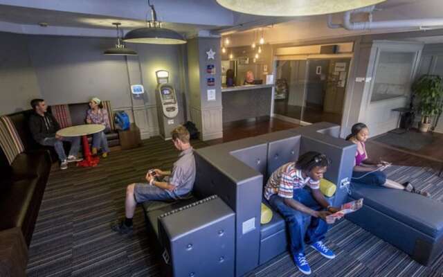 Ansonia Hotel - Hostel