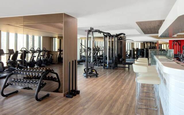 Midtown Gem, Luxurious Apartment With Balcony