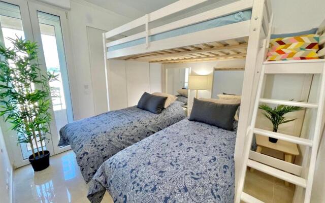 Magnificent 82m With Terrace And In Front Of Sea