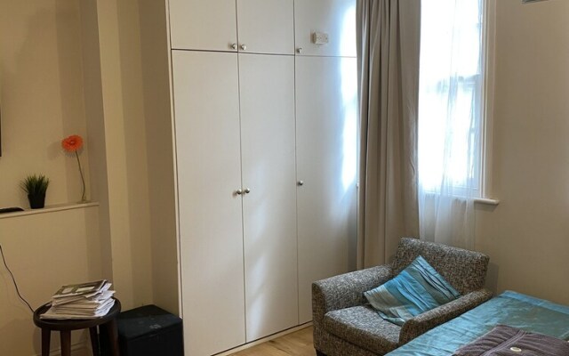 Cosy 3-bed Apartment in London