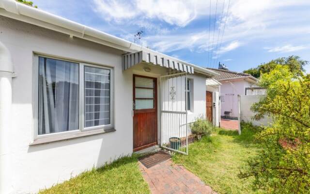 Peaceful 1BD Flat w/ Private Gardenrondebosch