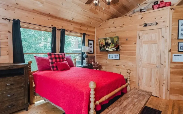 Elk Feathers 2 Bedroom Cabin by RedAwning