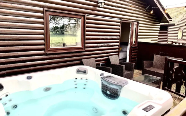 Keer Side Lodge, Luxury Lodge With Private hot tub at Pine Lake Resort