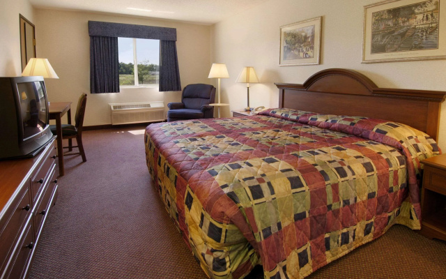 LakeWood Inn & Suites