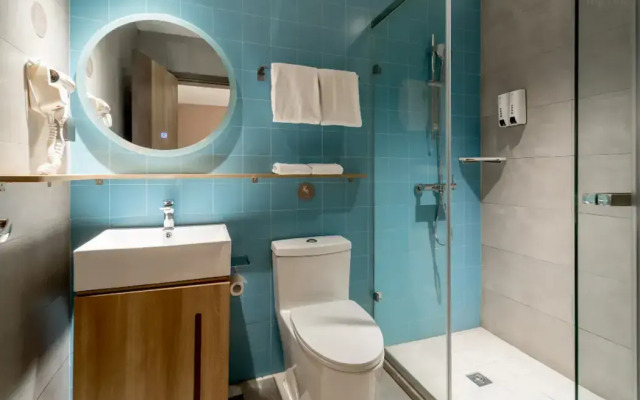 Homeinn · neo (Xiamen Railway Station Wànxiàngchéng)