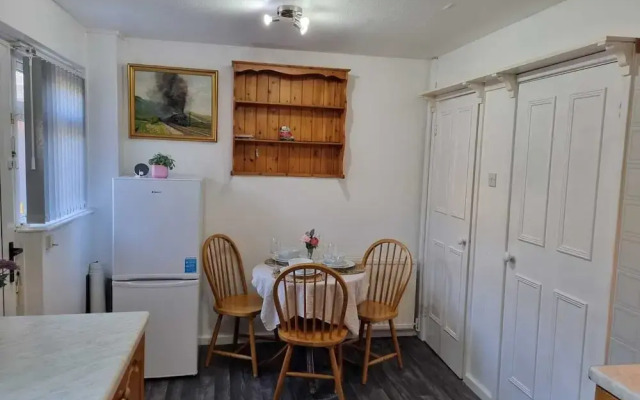 Modern 2-bed Home - Private Garden, Parking & Wifi