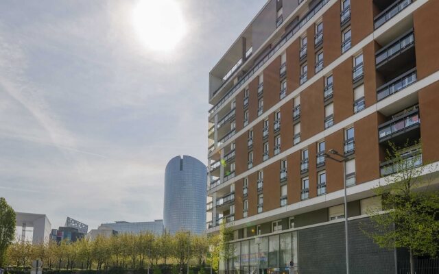 Spacious Apartment With Stunning View Of Paris La Defense Fits Up To 8