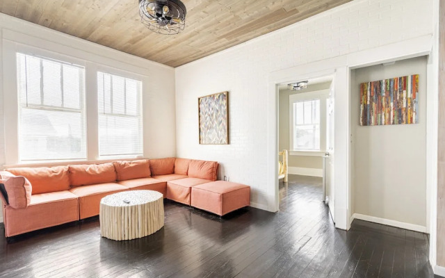 Midtown Penthouse Blocks to Beach