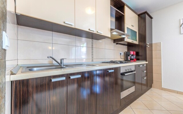 Amazing Apartment in Duce With Wifi and 3 Bedrooms