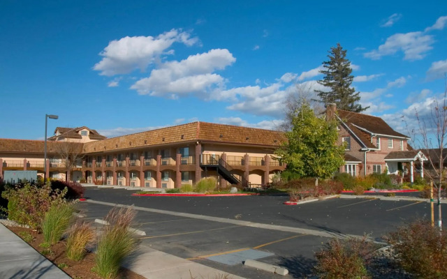 Carson Valley Motor Lodge & Suites