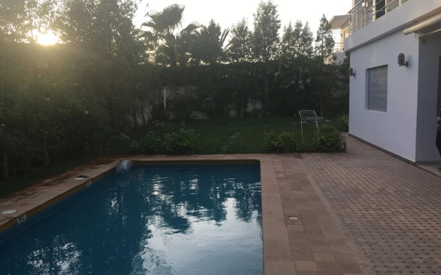 Luxurious 5 Bedrooms Villa Ref HI51053