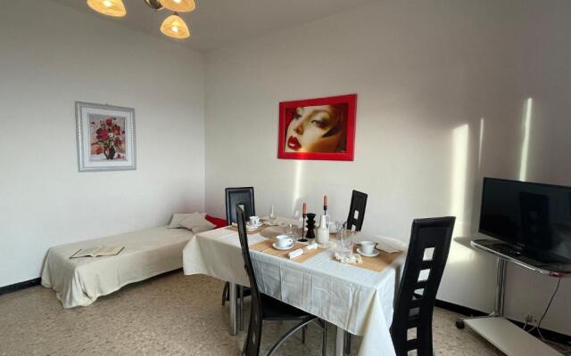 [Via XXV Aprile] 4 Locali - Di Fronte al Mare