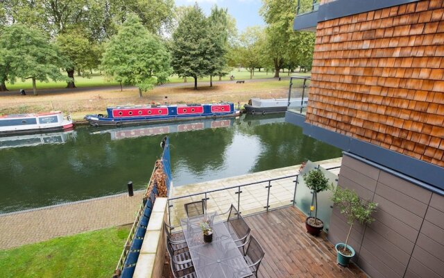 Bright Stylish 2BR across from Victoria Park