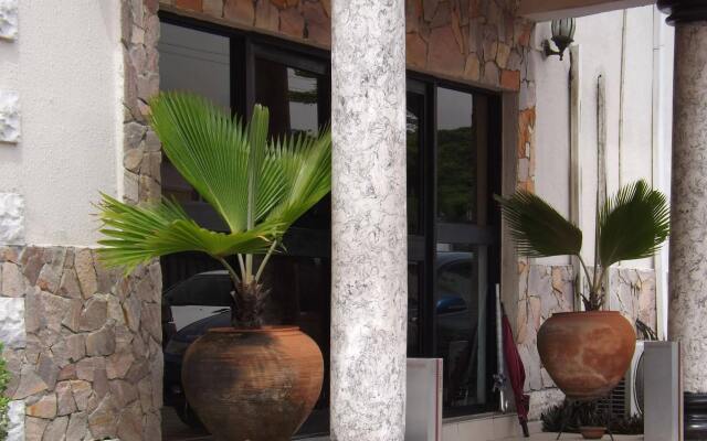 La Playa Suites