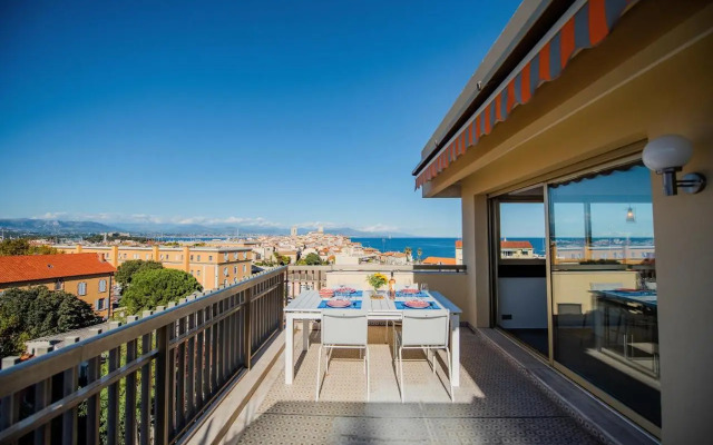 High Standing with Incredible Old Antibes and Sea views