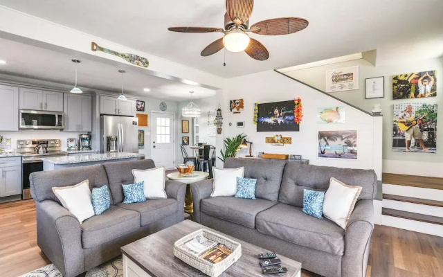 Jimmy Buffet Home w/ Hot Tub & Yard in Galveston!