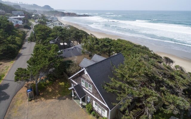 Sheltering Pines 4 Br cottage by RedAwning