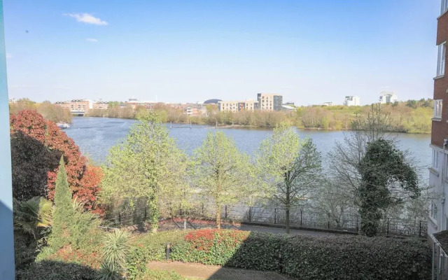 2 Bed Apartment Overlooking Water