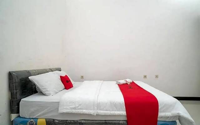 RedDoorz Syariah Near Syamsudin Noor Airport 4