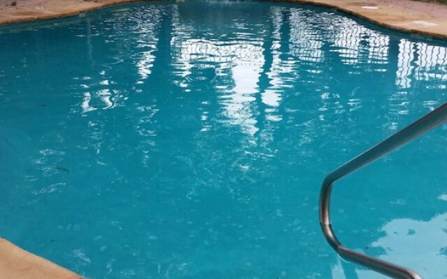 The Historic Leakey Inn