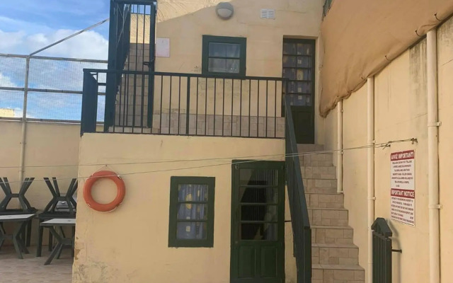 Qronfli Holiday Apartments With Swimming Pool