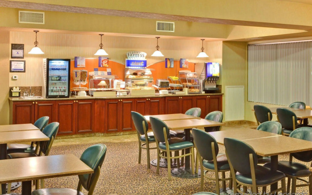Holiday Inn Express Hotel & Suites Henderson by IHG