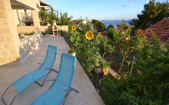 Studio apartment Suzane - terrace and sea view SA-Iris Postira, Island Brac