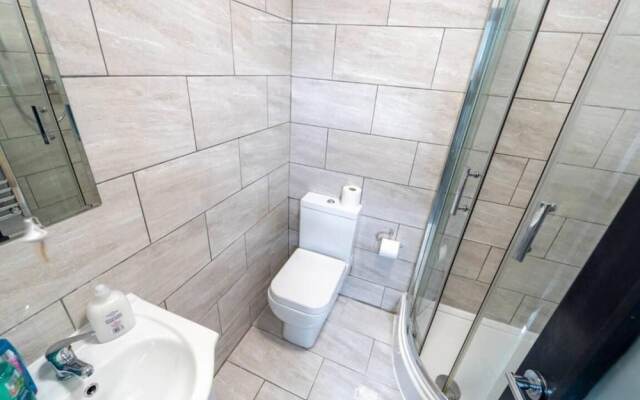 Cosy top Floor Studio Available Near the City!