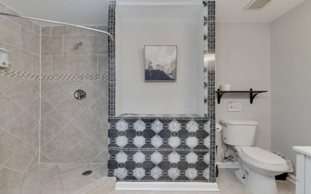 Stylish 3BR 3BA Colonial House by Cozysuites