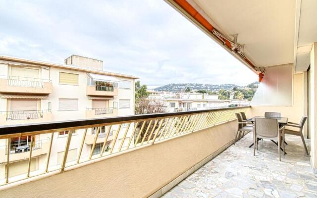 Bright Apartment near Croisette with terrace and parking by GuestReady