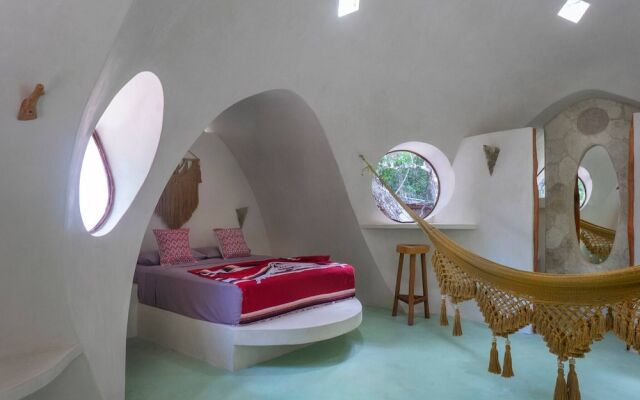 Room in Lodge - Unique Jungle Dome 2 Queen Beds