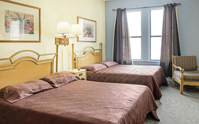 OYO Cameron Historic Hotel Brownsville I-69E