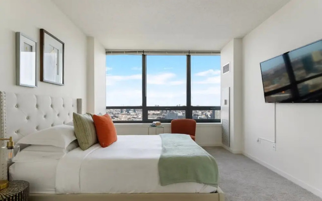 West Loop Luxe 2BR Balcony Skyline Views
