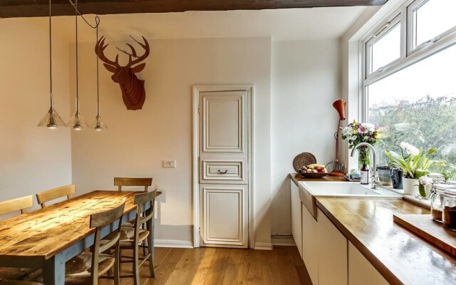 Spacious 3 Bedroom Home in North London W/terrace